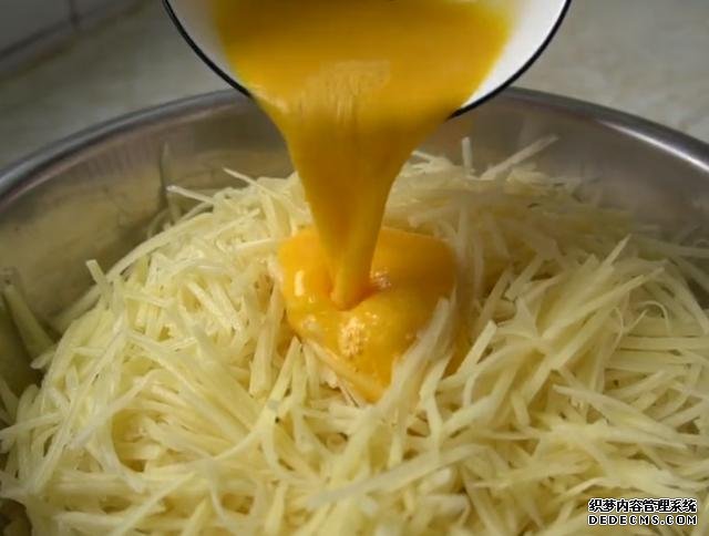 土豆里加2個(gè)雞蛋，不炒不燉不涼拌，不放一滴水，我家早餐經(jīng)常做