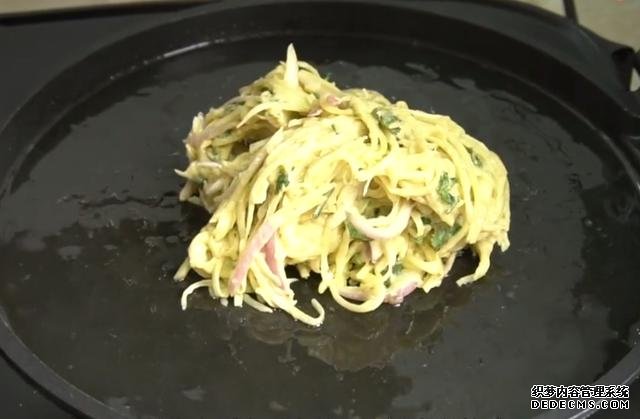 土豆里加2個(gè)雞蛋，不炒不燉不涼拌，不放一滴水，我家早餐經(jīng)常做