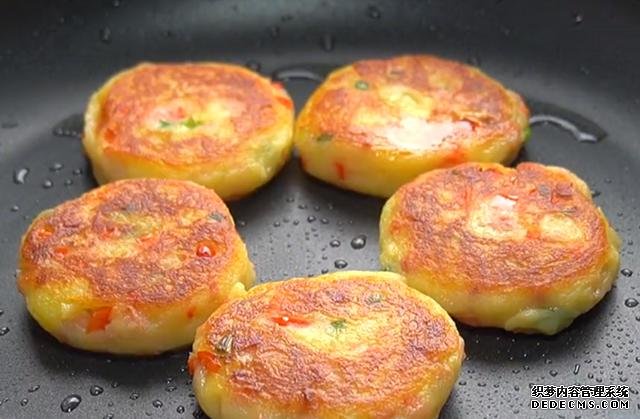 土豆餅最簡(jiǎn)單好吃的做法，外酥里嫩，鮮香又營(yíng)養(yǎng)，全家人都喜歡
