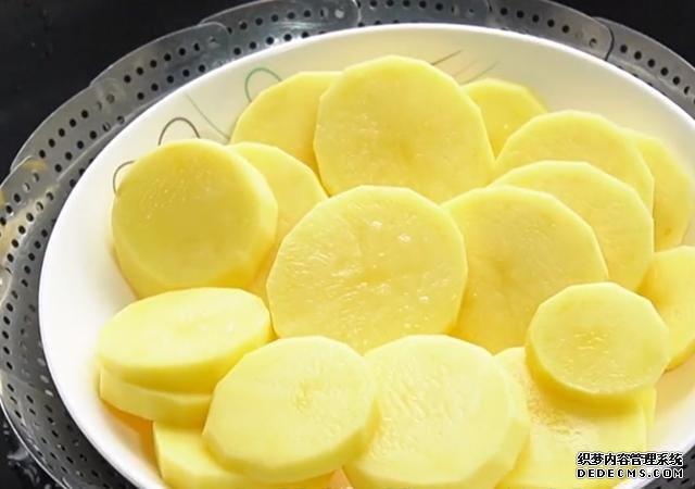 土豆餅最簡(jiǎn)單好吃的做法，外酥里嫩，鮮香又營(yíng)養(yǎng)，全家人都喜歡