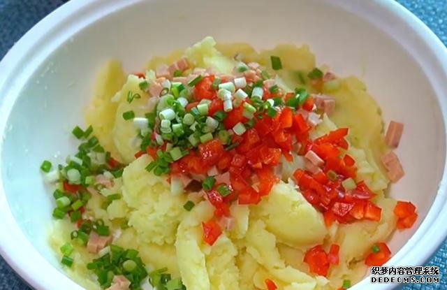 土豆餅最簡(jiǎn)單好吃的做法，外酥里嫩，鮮香又營(yíng)養(yǎng)，全家人都喜歡