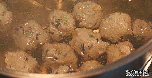 超級適合減肥時期吃的低卡健康，無油雞肉豆腐丸和懶人泡菜鍋