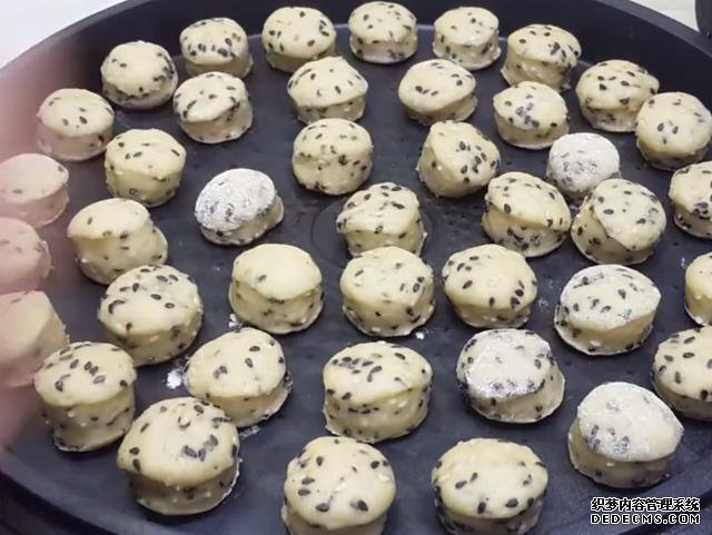 第一用芝麻做小饅頭，不蒸不煮不油炸，簡(jiǎn)單又營(yíng)養(yǎng)，真的太好吃了