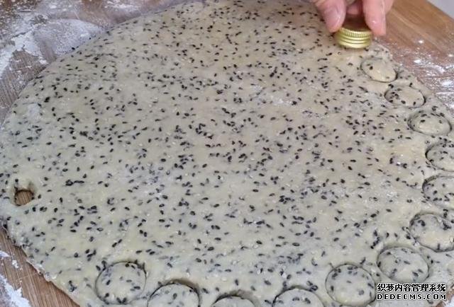 第一用芝麻做小饅頭，不蒸不煮不油炸，簡(jiǎn)單又營(yíng)養(yǎng)，真的太好吃了