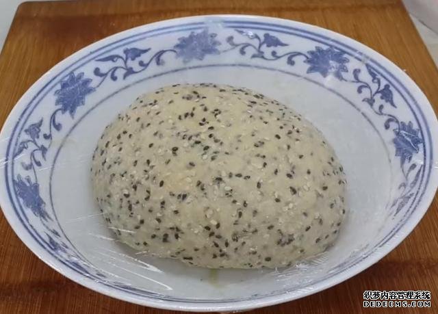 第一用芝麻做小饅頭，不蒸不煮不油炸，簡(jiǎn)單又營(yíng)養(yǎng)，真的太好吃了