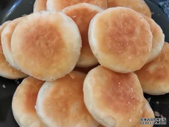 外面買3元一個(gè)掉渣小酥餅，自己做成本不到5毛，可烤可烙做法簡(jiǎn)單