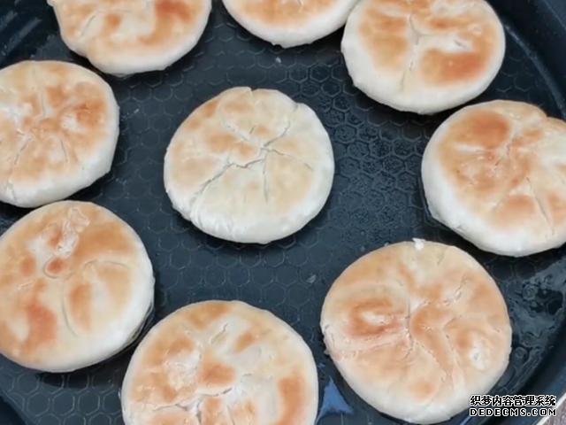 外面買3元一個(gè)掉渣小酥餅，自己做成本不到5毛，可烤可烙做法簡(jiǎn)單