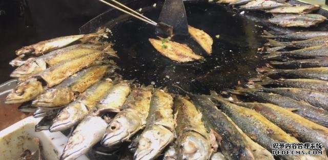 大叔街邊賣“開掛烤魚”，8元一條從不漲價(jià)，顧客：吃到就是賺到