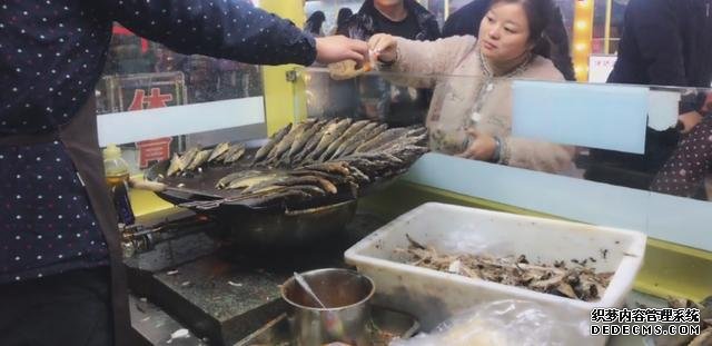 大叔街邊賣“開掛烤魚”，8元一條從不漲價(jià)，顧客：吃到就是賺到
