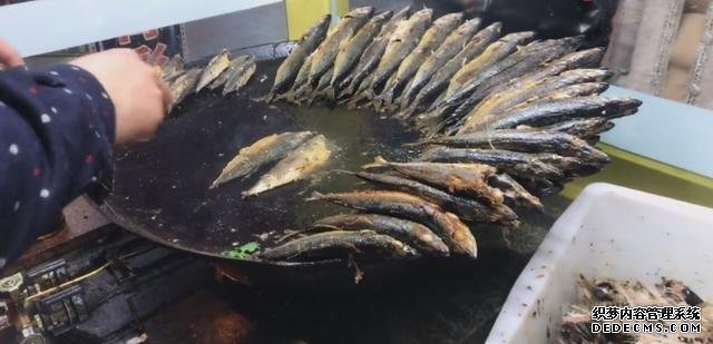 大叔街邊賣“開掛烤魚”，8元一條從不漲價(jià)，顧客：吃到就是賺到