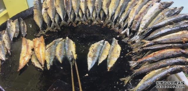 大叔街邊賣“開掛烤魚”，8元一條從不漲價(jià)，顧客：吃到就是賺到