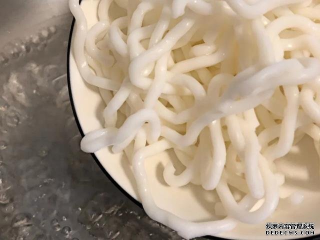 一吃就上癮的酸辣土豆粉，在家3塊錢做一大碗，酸辣爽口又開胃