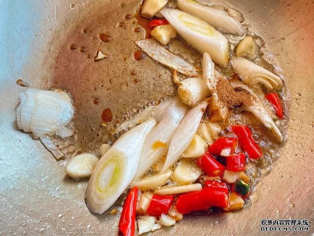 螃蟹不是只有清蒸一種做法，教你一道爆炒海蟹，口感鮮香且入味