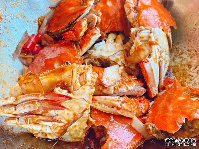 螃蟹不是只有清蒸一種做法，教你一道爆炒海蟹，口感鮮香且入味