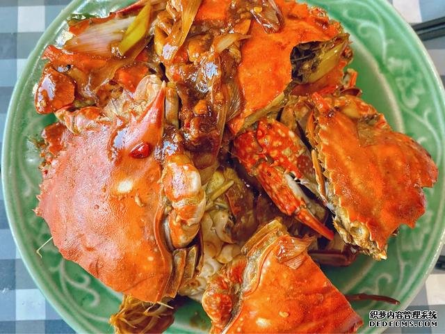 螃蟹不是只有清蒸一種做法，教你一道爆炒海蟹，口感鮮香且入味