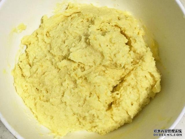 做曲奇餅干時(shí)，不要直接放進(jìn)烤箱烤，多加一步，更好看更好吃