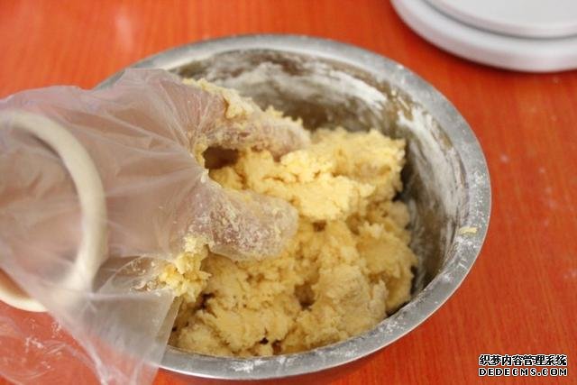 蜜豆酥，濃濃的奶香，軟軟的口感，甜蜜蜜的味道