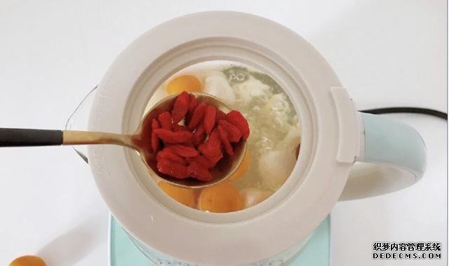 金桔雪梨冰糖水，簡單易做，清甜又好喝