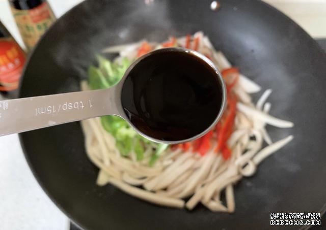 蠔油杏鮑菇，鮮嫩多汁，做法快手簡單，好吃到停不下來