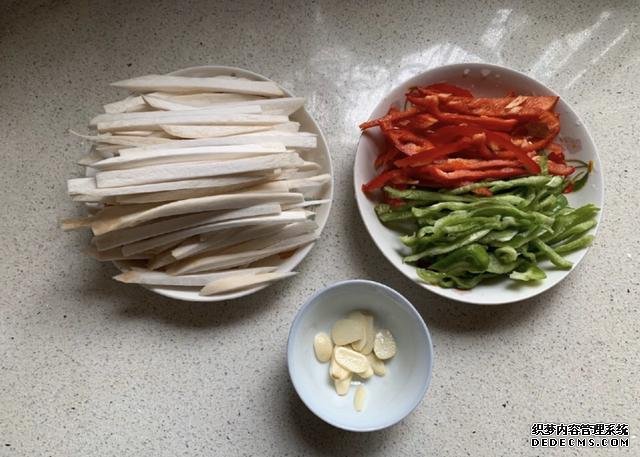 蠔油杏鮑菇，鮮嫩多汁，做法快手簡單，好吃到停不下來