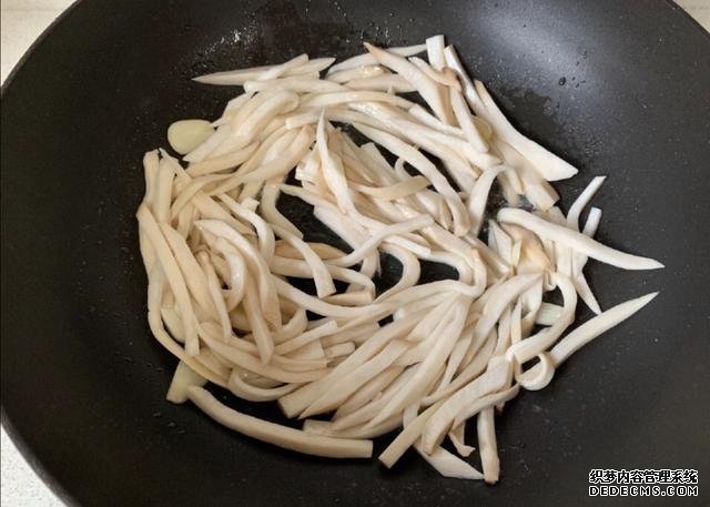 蠔油杏鮑菇，鮮嫩多汁，做法快手簡單，好吃到停不下來