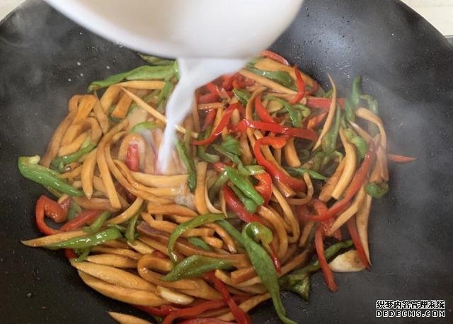 蠔油杏鮑菇，鮮嫩多汁，做法快手簡單，好吃到停不下來