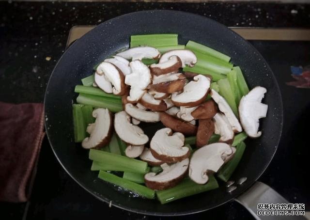 香菇芹菜炒豆干，低脂又營養(yǎng)，做法簡單快手10分鐘上桌