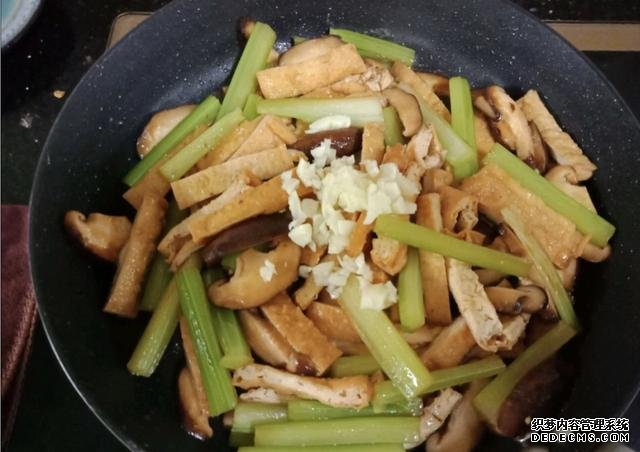 香菇芹菜炒豆干，低脂又營養(yǎng)，做法簡單快手10分鐘上桌