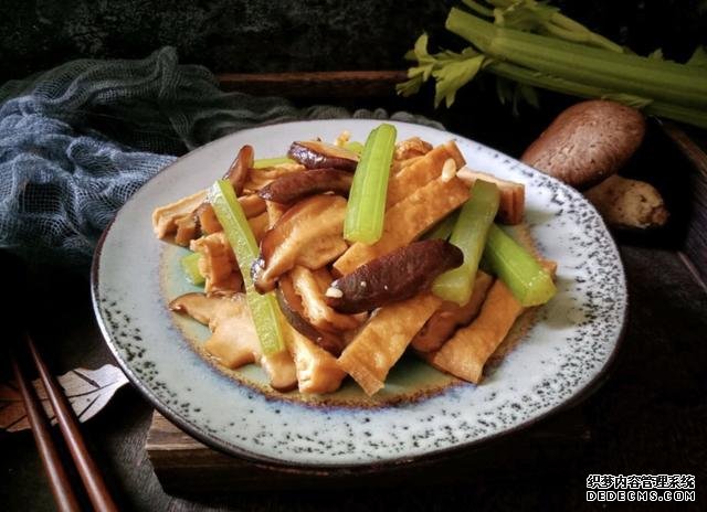 香菇芹菜炒豆干，低脂又營養(yǎng)，做法簡單快手10分鐘上桌