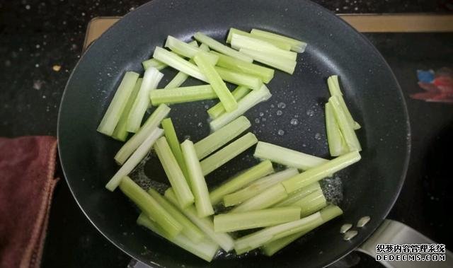 香菇芹菜炒豆干，低脂又營養(yǎng)，做法簡單快手10分鐘上桌