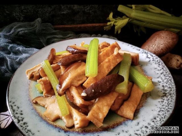 香菇芹菜炒豆干，低脂又營養(yǎng)，做法簡單快手10分鐘上桌