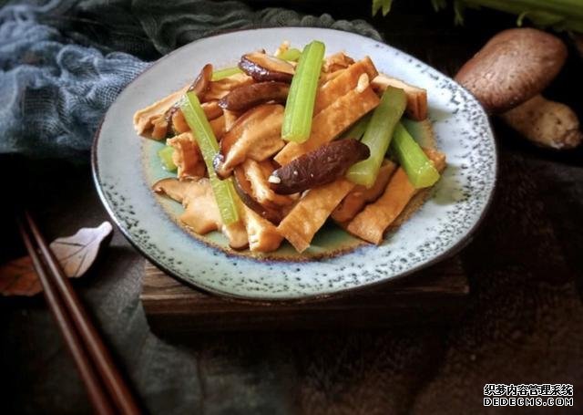 香菇芹菜炒豆干，低脂又營養(yǎng)，做法簡單快手10分鐘上桌
