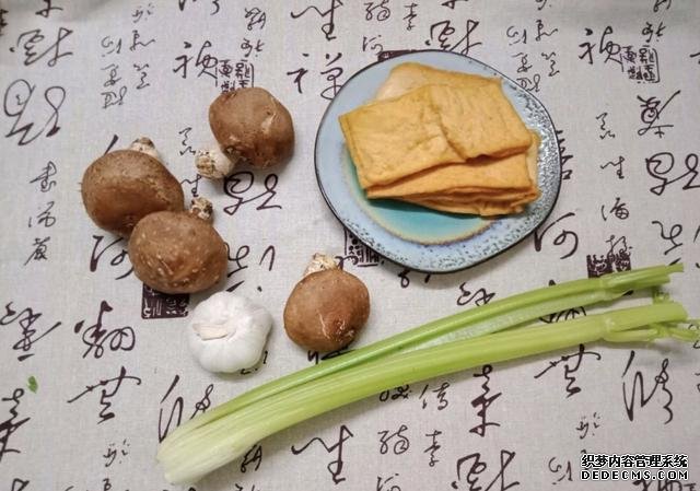 香菇芹菜炒豆干，低脂又營養(yǎng)，做法簡單快手10分鐘上桌