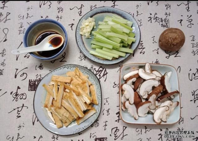 香菇芹菜炒豆干，低脂又營養(yǎng)，做法簡單快手10分鐘上桌