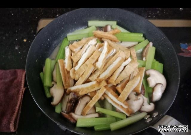 香菇芹菜炒豆干，低脂又營養(yǎng)，做法簡單快手10分鐘上桌
