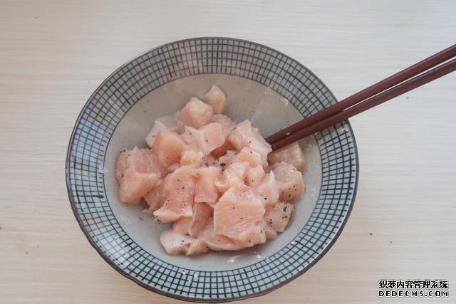 芝士控不可錯過的番茄雞肉焗飯，無敵拉絲