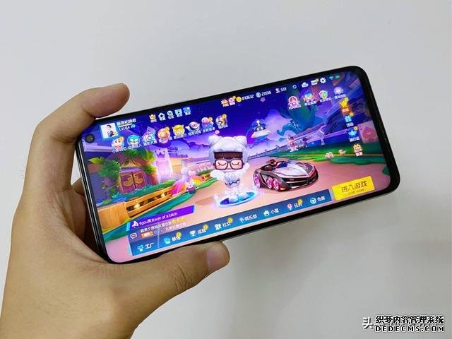 兩千元最值得入手的5G手機(jī)，旗艦性能+144Hz刷新率，還有雙揚(yáng)聲器