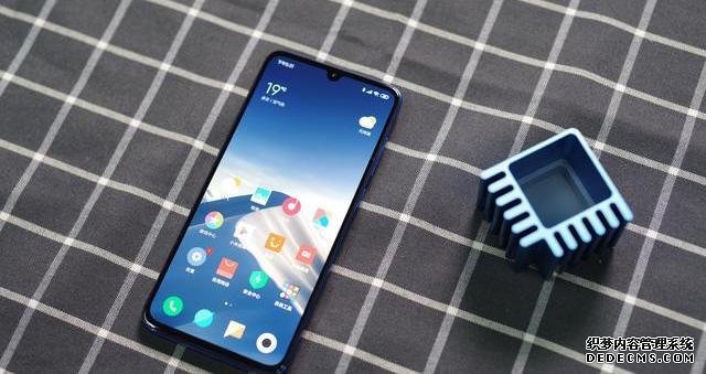 從3299跌至1998，從高端市場(chǎng)跌至千元市場(chǎng)，網(wǎng)友：價(jià)格更感人了
